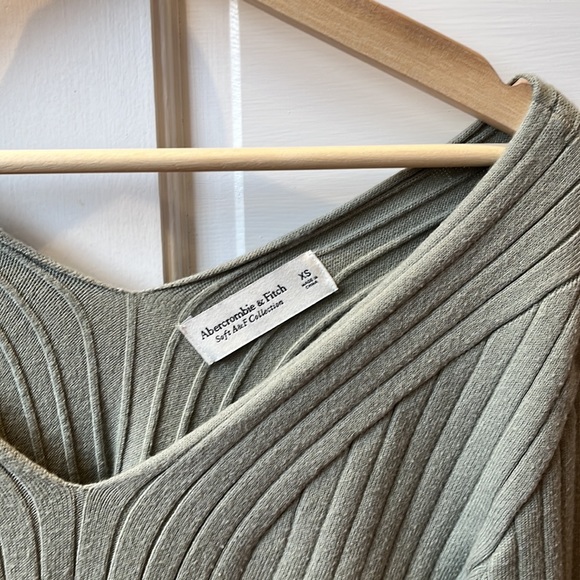 Abercrombie sweater size XS - Picture 2 of 3